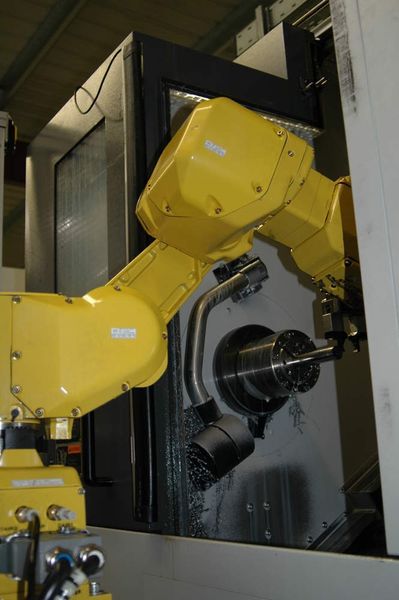 Auch bei Geiger in Pretzfeld gehört das Beschicken von Werkzeugmaschinen zu den klassischen Aufgaben eines Roboters. Gut, wenn er so klein und flexibel ist wie der LR Mate. Bild: Fanuc Robotics (Archiv: Vogel Business Media)