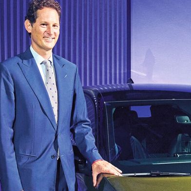 John Elkann hält bei Stellantis aktuell die Zügel in der Hand, bis der Nachfolger von Carlos Tavares benannt ist. Über das Investmentunternehmen Exor kontrolliert Elkann alle Beteiligungen der italienischen Agnelli-Familie. An Stellantis hält Exor gut 15 Prozent der Anteile – doppelt so viel wie die Familie Peugeot.    (Bild: Stellantis)