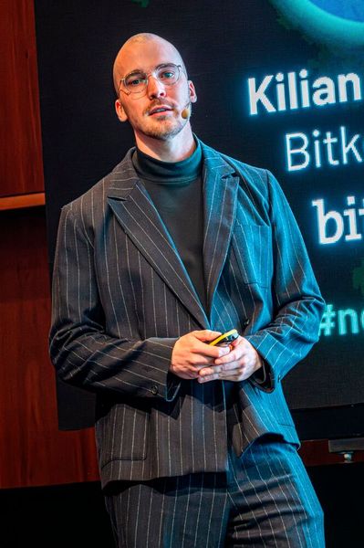 Kilian Wagner vom Bitkom analysierte die aktuelle Entwicklung des deutschen Rechenzentrumsmarkts und machte deutlich, welche Weichen Politik und Wirtschaft stellen müssen, damit Deutschland nicht nur Nutzer, sondern Gestalter im globalen Wettbewerb bleibt. (Bild: dtm group)