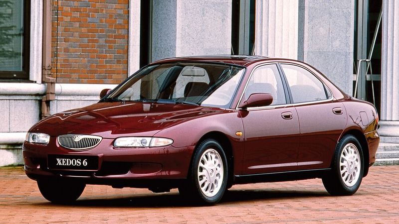 Mazda stellte 1992 den Xedos 6 vor. Er war ausschließlich als Stufenhecklimousine mit anfangs nur einem Motor lieferbar, einem 2,0-l-V6 mit 144 PS. Der Xedos 6 diente als Luxusmodell innerhalb des Mazda -Angebots. Insgesamt wurden in sieben Jahren lediglich 72.101 Fahrzeuge produziert. (Bild: Mazda)
