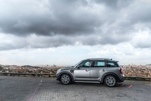 Der MINI Cooper S E Countryman ALL4 ist der erste Mini, bei dem ein Plug-in-Hybrid-Antrieb die Möglichkeit zu rein elektrischer und damit lokal emissionsfreier Mobilität eröffnet. (Mini)