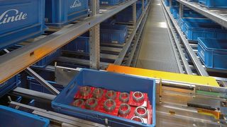 Im Weltersatzteillager von Linde-MH sorgen 45 Shuttles in drei Gassen auf 15 Ebenen dafür, dass die Teile parallel und unabhängig voneinander ein- und ausgelagert werden. (Bild: Linde-MH)