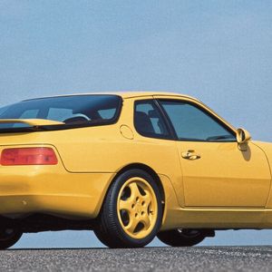 1991 stellte Porsche den 968 vor, ein Jahr später folgte die Sportvariante „CS“. Sie verzichtete auf zahlreiche elektrische Ausstattungsdetails, war tiefer gelegt und trug serienmäßig 17-Zoll-Räder. Im Preis war sie rund 12.000 DM günstiger als der normale 968.(Bild:  Porsche)
