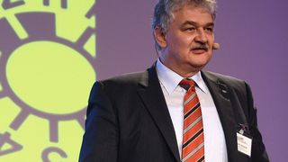 GTÜ-Experte Hermann Schenk erklärt den Werkstätten die Neuerungen bei der AU. (»bike und business«)