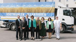 Mit der Speichertechnik Power-to-Mehl wollen die Vogtmühlen Illertissen, die Dena und der bayerische Wirtschaftsministerium künftig Spitzen im Stromnetz aus erneurbaren Energien abfangen. (Bild: Thomas Dashuber)