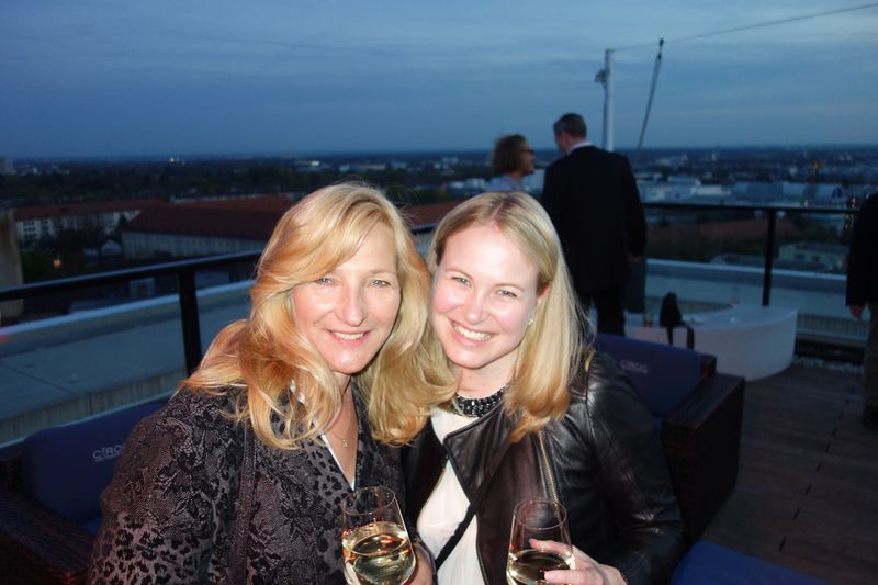 Vom 24. Stock haben (l.) Andrea Benzinger, CBS, und Daniela Fischl, Acronis, eine tolle Aussicht. (Bild: IT-BUSINESS)