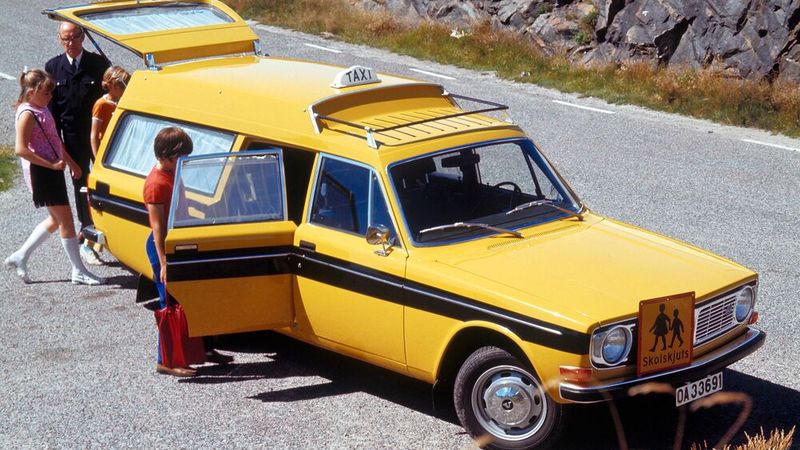Schwedens Schüler liebten ihn: Der Volvo 145 Kombi bot als Großraumtaxi mehr Komfort als ein Kleinbus. Bereits seit 1930 bot der Hersteller ein eigenes Taxi-Programm an. (Bild: Volvo)