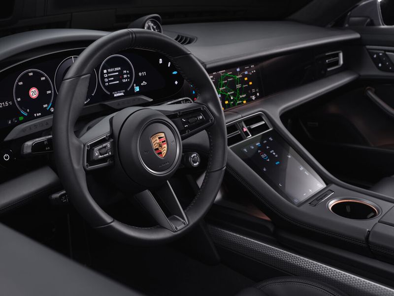 Hinter dem Lenkrad bekam der neue Taycan geänderte Instrumente. (Bild: Porsche)