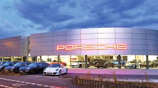 Seit diesem Jahr unter dem Dach von Graf Hardenberg: das Porsche-Zentrum Freiburg. (Bild: Fotostudio faj)