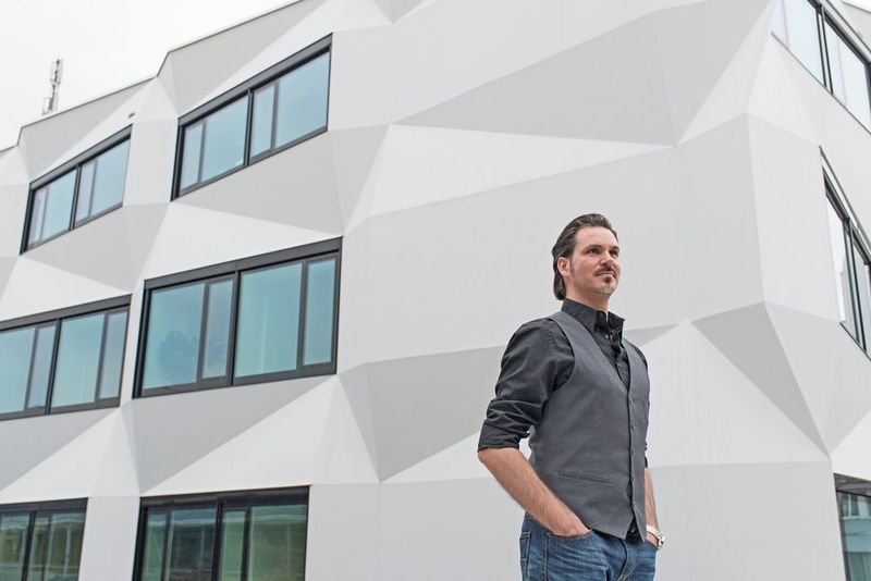 Stolz auf innovative Ideen und zuverlässige Produktion: Die Bigsteel AG hat die komplette Fassade der Universität Luzern optisch ansprechend und technisch hochwertig mit Elementen aus Blech mitgestaltet. (Trumpf Schweiz AG)