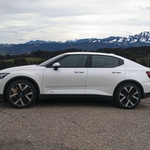 Polestar hat das Modell 2 erneuert. Im Testauto umfasste das verbaute Performance-Paket 20 Zoll große, geschmiedete Leichtmetallräder, eine Bremsanlage von Brembo, ein tieferes, in der Härte manuell verstellbares Fahrwerk von Öhlins und etwas mehr Leistung gegenüber dem Standardmodell.(Bild:  Thomas Günnel/Automobil Industrie)