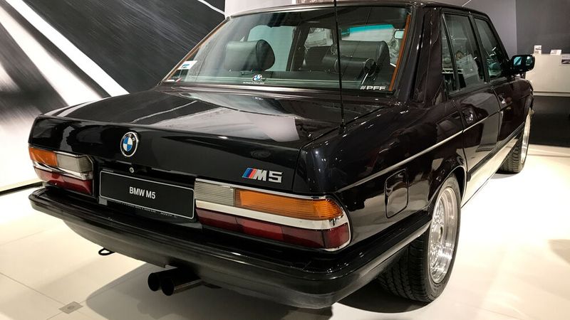 Im Sommer 1985 wurde der BMW M5 (E28S) erstmals vorgestellt und bis Ende 1987 bei der BMW M GmbH in Handarbeit gefertigt. Als Antrieb wurde der leicht modifizierte 3,5-l-Vierventil-Reihensechszylinder-Motor aus der Straßenversion des BMW M1 eingebaut (Motorcode M88/3). Dieser Motor leistete 210 kW (286 PS), beschleunigte laut AMS-Test den M5 in 6,1 s aus dem Stand auf 100 km/h und ermöglichte eine Höchstgeschwindigkeit von 251 km/h. Bei seiner Einführung im Herbst 1985 kostete der Wagen in Grundausstattung 81.000 DM, deutlich mehr als ein Jaguar V12. (Bild: BMW)