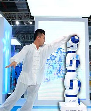 Der erste chinesische kollaborative Roboter: Für das Teach-in bewegt der Bediener den Roboterarm zu den Schlüsselpositionen des Verfahrwegs. (Saisun)