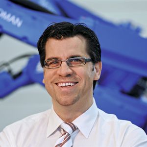 „Weltweit sind beinahe 1000 unserer Dual-Arm-Roboter im Einsatz”, sagt Alexander Steiger, Manager Sales General Industry Robots & Products bei der Yaskawa Europe GmbH.