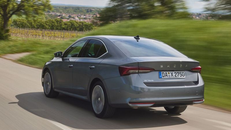 Alternativ zum Combi gibt es den Octavia auch künftig als Schrägheck-Limousine. (Bild: Skoda)