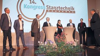 An der Podiumsdiskussion zum Thema „Green Production – Im Spannungsfeld zwischen politischen Zielvorgaben und realen Produktionsanforderungen“ nahmen teil (von links nach rechts):  Thomas Stäuble (SWD AG), Dr.-Ing. Philipp Sinn (Sinn Power GmbH), Markus Schnöll (Otto Bihler Maschinenfabrik GmbH & Co. KG), Dr. Winfried Blümel (Feintool System Parts Obertshausen GmbH), Dr. Hanni Koch (VIA Consult GmbH & Co. KG), Markus Schaltegger (Qcision), Dr. Katrin Meier (BMW Group) und als Moderator Prof. Dr.-Ing. Wolfram Volk (Lehrstuhl Umformtechnik und Gießereiwesen TU München). (Bild: Kist e.V.)