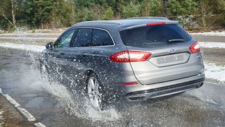 Wir im echten Leben sind die Ausmaße der Schlaglöcher nicht immer erkennbar, ... (Foto: Ford)