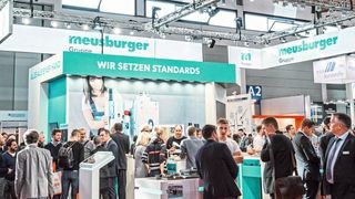 Am Messestand von Meusburger können sich die Besucher nicht nur über Materialien und Normteile informieren, sondern auch digitale Assistenten ausprobieren. (Meusburger)