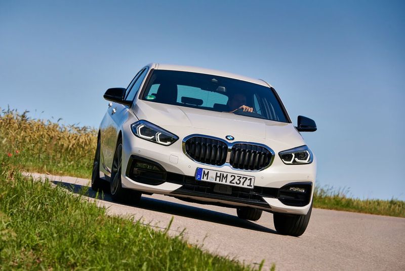 Der neue 1er schiebt anderes als sein Vorgänger auch nicht mehr über die Vorderachse, sondern bleibt stoisch in der Spur. (BMW)