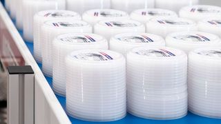 Die EU erwirkt per „Eil-Richtlinie“ ein Verbot für Einwegverpackungen aus Kunststoff, wie etwa „Strohhalme“. Der IK Kunststoffvereinigung Kunststoffverpackungen e. V. hält die Vorgehensweise aus der Politik für eine relativ nutzlose Symbolmaßnahme. Umfassendes Recycling, Aufklärung und einen „kühlen Kopf“ statt hitzige Emotionen, sehen die wirklichen Kunststoffexperten als zielführender an. (P. E. Schall)