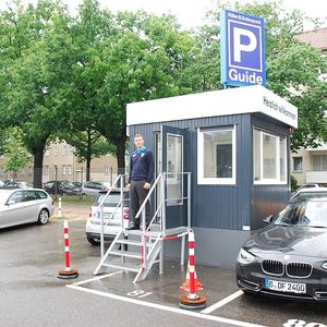 „P-Guides“ nehmen den Kunden die Parkplatzsuche auf dem Firmengelände ab – und vermeiden so auch Schäden.(Foto:  Rosenow)