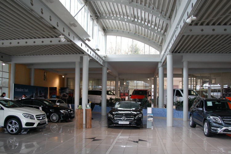 Großzügige Neuwagenpräsentation: 2014 hat Max Schultz am Standort Suhl 400 Neuwagen verkauft, davon über 60 Prozent an Privatkunden. (Foto: Udo Schwickal)