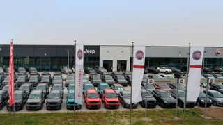 Das Autohaus Claas Wehner hat in der Hanomagstraße in Buchholz einen FCA-Neubau eröffnet. (Claas Wehner Autohaus)