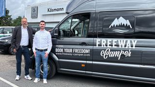 Markus Böhle (l.), Leiter Nutzfahrzeuge im Autohaus Käsmann, und Alexander Zettl, der im Betrieb für Freeway Camper verantwortlich ist, wollen ihre Vermietflotte im kommenden Jahr aufstocken. (Bild: Autohaus Käsmann)