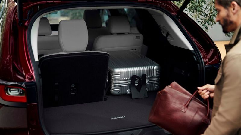 Das Kofferraumvolumen variiert zwischen 400 und 2.100 Litern. (Bild: Mazda)