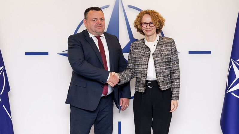 Martin Talian, ESET Chief Corporate Solutions Office und Radmila Šekerinska, NATO Deputy Secretary General(Bild:  Eset)