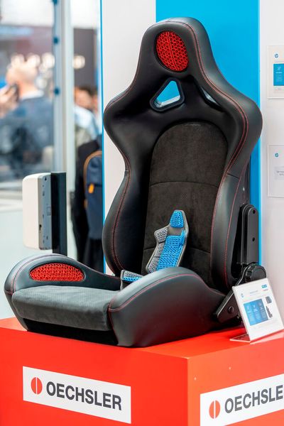 3D-Druck-Technologie für Schalensitze liefert Oechsler unter anderem an Porsche. Die Gitterstrukturen aus dem 3D-Drucker sind eine gute Alternative für Sitzpolsterungen. Oechsler spricht ihnen mehr Komfort bei weniger Gewicht zu. Außerdem sparen sie 40 % Platz ein. (Bild: S. Human/VCG)