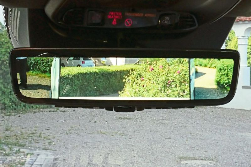 Rechts und links können die Bilder der seitlich montierten Kameras dargestellt werden. (Bild: Sven Prawitz/»Automobil Industrie«)