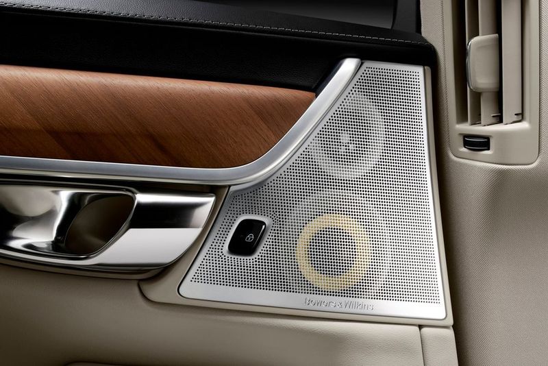 Im Volvo V90 bietet die Audioanlage von Bowers & Wilkens akustisch und optisch gehobenes Niveau. (Volvo)