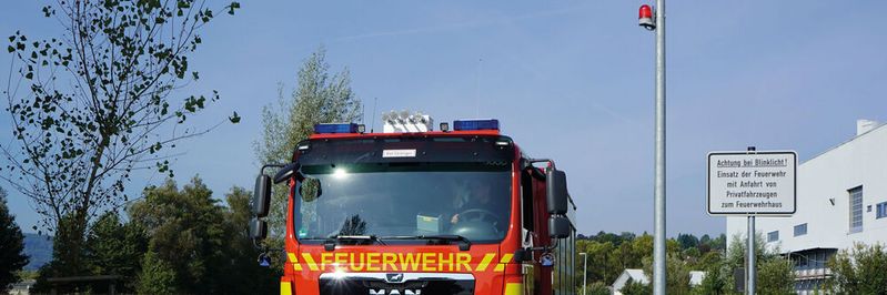 Achtung, Feuerwehr: Um Fußgänger und Radfahrer im Einsatzfall zu warnen, wurden an der schmalen Zufahrt zum Gerätehaus der Feuerwehr in Obersäckingen an vier Straßenlaternen zusätzlich die roten, sehr auffälligen Werma-Blitzleuchten angebracht.(Bild:  Werma Signaltechnik GmbH & Co KG)