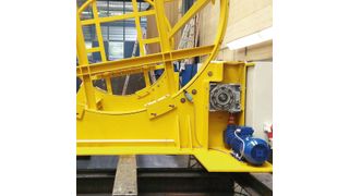 Drehvorrichtung auf einem Aufnahme-/Transportrahmen in der Montagephase; sehr gut ist die verdeckte und zugleich gut zugängliche Antriebslösung (rechts) von Nozag zu sehen. (Bild: Nozag)