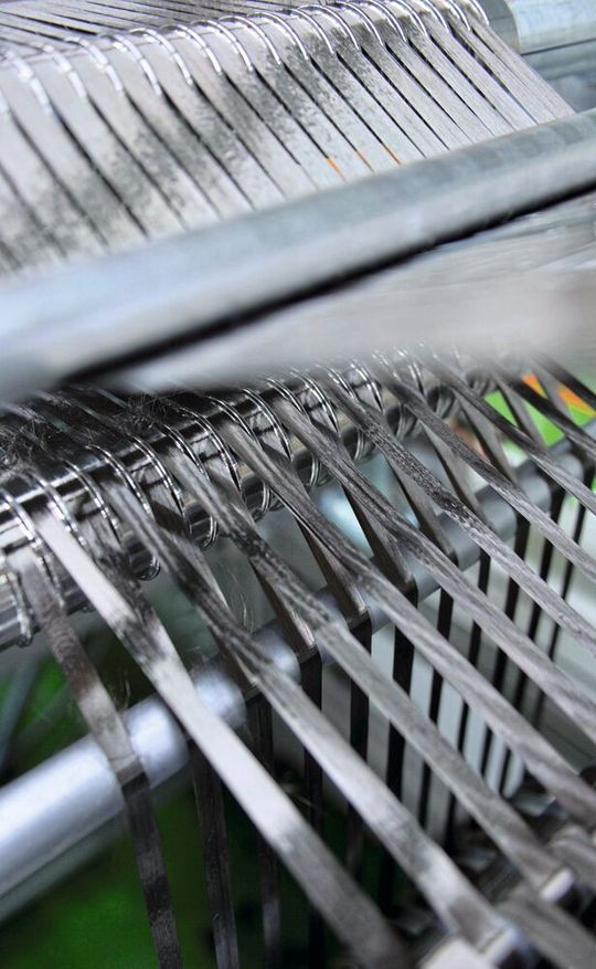 Verarbeitung von Carbonfasern zu textilen Halbzeugen.(Bild:  Fraunhofer IWU)