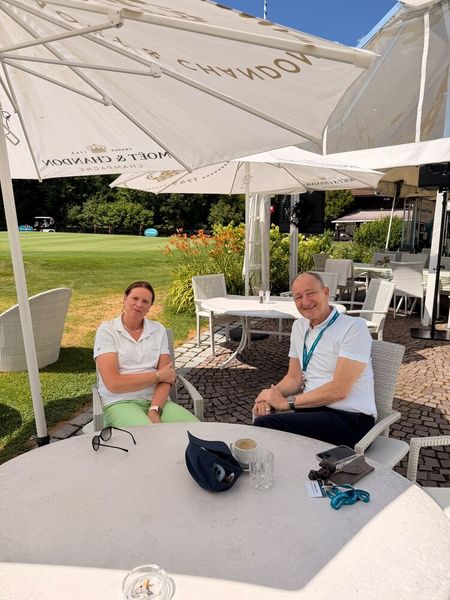 Barbara Koch und Jörg Richter (TD SYNNEX) bleiben als Ansprechpartner für jegliche Fragen in der Basis sitzen. (Bild: Vogel IT-Medien)
