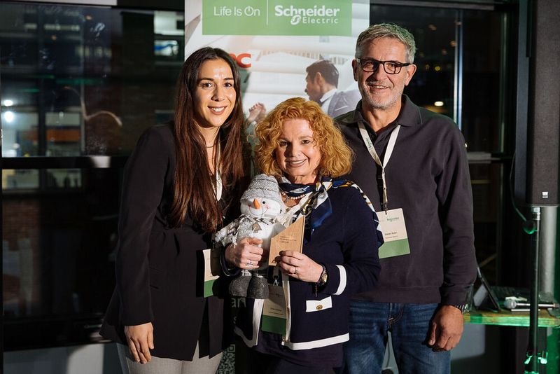 Özlem Bulut und Dieter Rahe (beide Schneider) übergeben Ufo Foellmer von comTeam den Award Systemhaus Kooperationspartner 2024. (Bild: Schneider Electric)