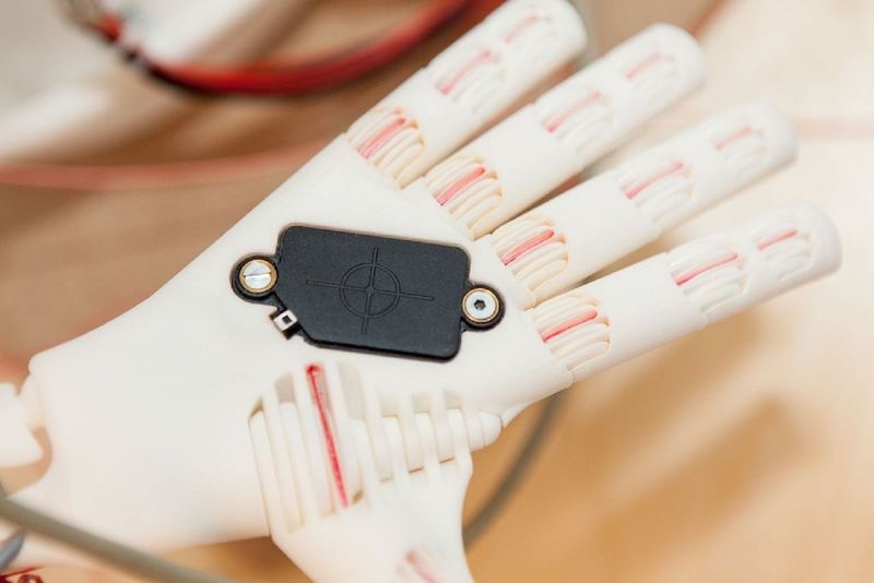 Dank des Kapazitivsensors CFDK von Baumer  wird der Roboy seinem Gegenüber auch die Hand schütteln können. ((Quelle: awtec AG/ AI Lab))