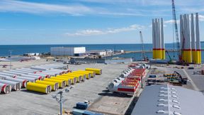 Mit der Modernisierung und Erweiterung der Schwerlast- und Logistikinfrastruktur schafft der Mukran Port die Voraussetzungen, um auch künftig die steigenden Anforderungen moderner Offshore-Windenergieprojekte effizient bedienen zu können. (Bild: Silke Steen)