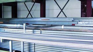 Bild 1: Im Materiallager des Glasdachbau-Spezialisten wird hauptsächlich Langware aus Stahl bevorratet. (Archiv: Vogel Business Media)