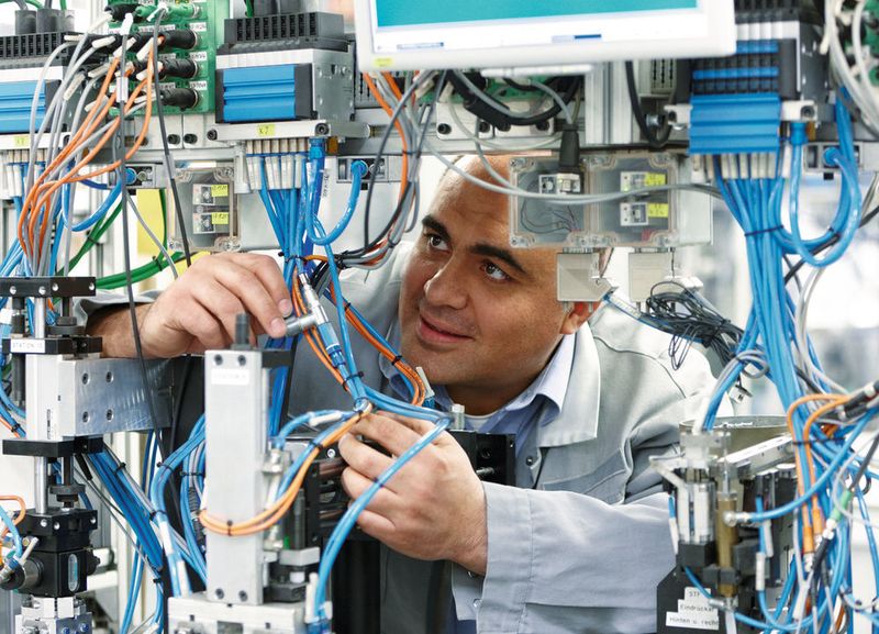 Bild 1: Für Systemintegratoren kommt den Rahmenbedingungen der Niederspannungsrichtlinie eine besondere Bedeutung zu. (Bild: Phoenix Contact)