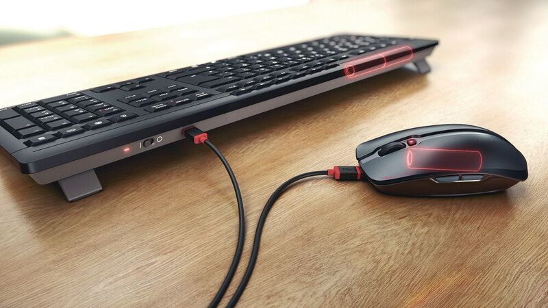 Während des Ladens der Akkus in Maus und Tastatur über USB kann einfach weitergearbeitet werden. Cherry setzt in den Geräten austauschbare ReCyko+-Akkus von GP ein. In der Maus sitzt ein AA-Akku, im Keyboard sind zwei AAA-Akkus. (Cherry)