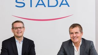 Der neue Stada-CEO Peter Goldschmidt (links) bedankte sich bei seinem Vorgänger Claudio Albrecht für die professionelle und freundschaftliche Übergabe  (Stada)