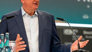 „In der aktuellen Krise kommt der Nutzfahrzeugindustrie bei der Versorgung der Bevölkerung mit Lebensmitteln und Medikamenten eine bedeutende Rolle zu“, sagt Traton-Chef Andreas Renschler. (Bild: Traton)