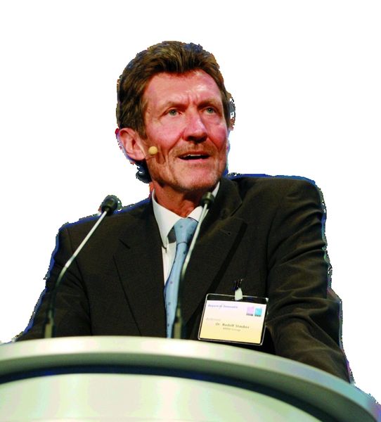Dr. Rudolf Stauber, Leiter Betriebsfestigkeit und Werkstoffe, BMW Group: „Im Faserverbundbereich liegt noch enormes Entwicklungspotenzial hinsichtlich Reduzierung der Herstellungskosten und der Erhöhung von Langlebigkeit und Reparaturfähigkeit“. Bilder: Bayern Innovativ (Archiv: Vogel Business Media)