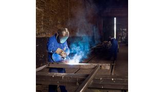 Bild 1: Beim Schweißen sind hochwertige persönliche Schutzausrüstungen unerlässlich: zum Schutz der Augen und der Haut vor Strahlung und zum Schutz der Hände sowie weiterer Körperpartien vor Schnitten und Verbrennungen. (Bild: IFA)