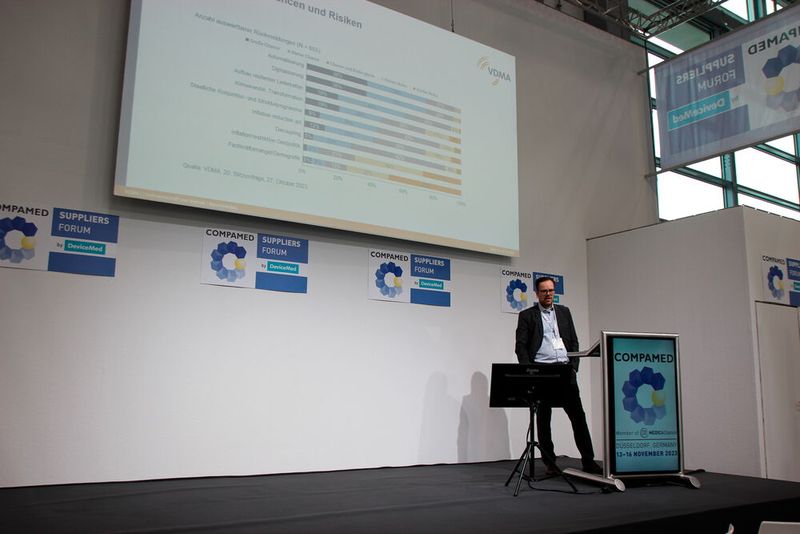 Niklas Kuczaty vom VDMA referierte am dritten Tag des Compamed Suppliers Forum by Devicemed zum Thema „Aktuelle Herausforderungen der Zuliefererindustrie“. (Bild: Breunig – VCG)