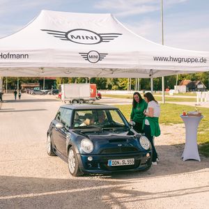 Herzlich willkommen zum Autokino vom Autohaus Hofmann. Die Kunden kamen aus dem gesamten Einzugsgebiet des Autohauses zur Gillamoos Wiese in Abensberg.(Bild:  Autohaus Hofmann)
