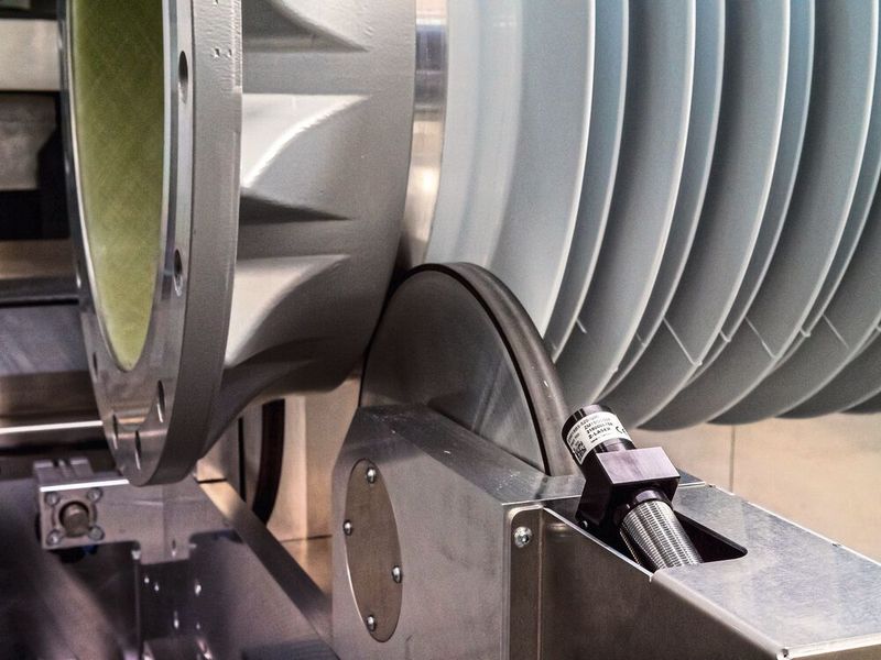 Mit Hilfe eines Lasers (unten rechts) wird die Lauffläche am Isolator korrekt auf der Auflagerolle positioniert. (Bild: SEW-Eurodrive)